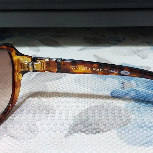 Foster Grant Leopard Print Cat 2 Sunglasses - Picture 6 of 9